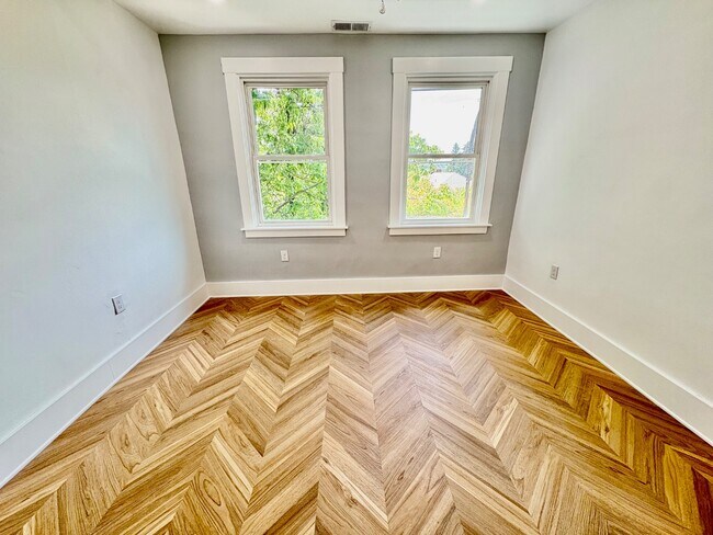 Building Photo - 5616 Phillips Ave