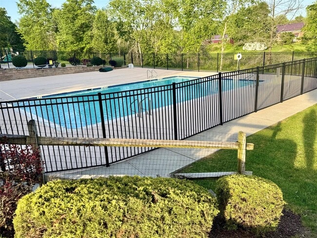 Building Photo - 127 Meadow View Dr