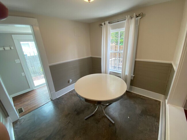 Building Photo - Stunning 3 bedroom/2bath Victorian home