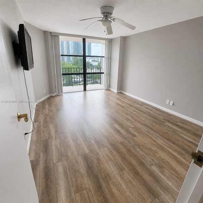 Building Photo - 800 Parkview Dr