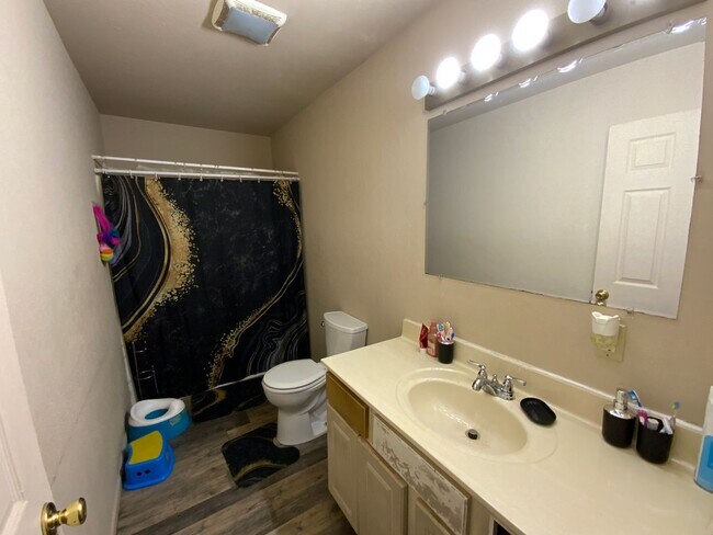 Building Photo - 3 Bedroom Home