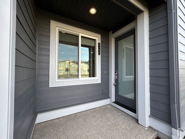 Building Photo - Modern 3 Bed, 2.5 Bath Townhouse for Rent!