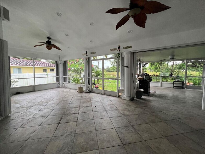 Building Photo - 7400 SW 37 Ct
