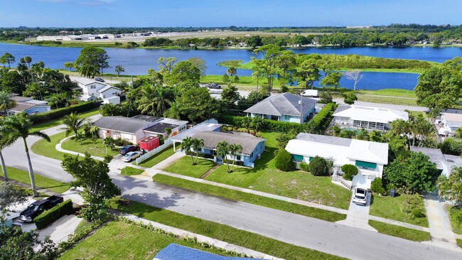 Building Photo - 1615 Crest Dr