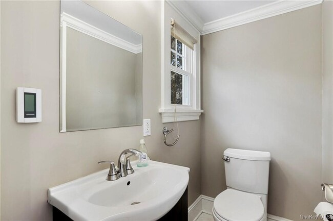 Building Photo - 48 Rossmore Ave