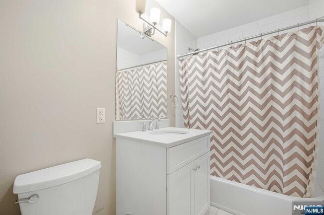 Building Photo - 6-04 Cross Meadows