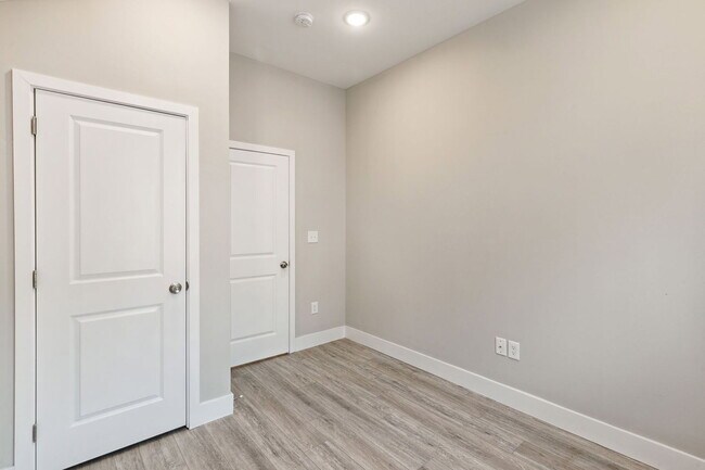 Building Photo - 1333 E Snyder Ave