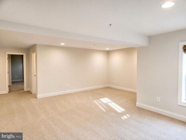 Building Photo - 3348 Burton Dr