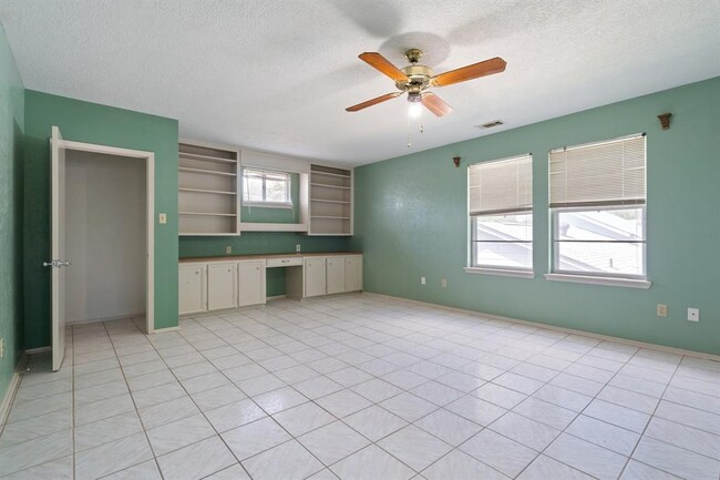 Building Photo - 606 Pinebrook Ln