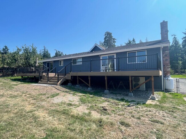 Building Photo - 3 Bedroom, Pet Friendly Home with Large Fe...
