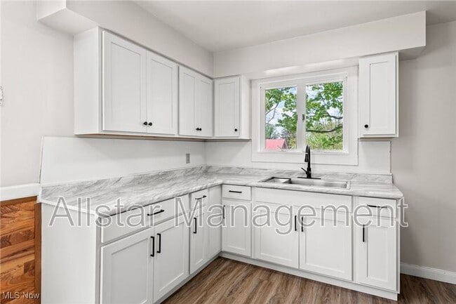 Building Photo - 1619 Struble Ave NE