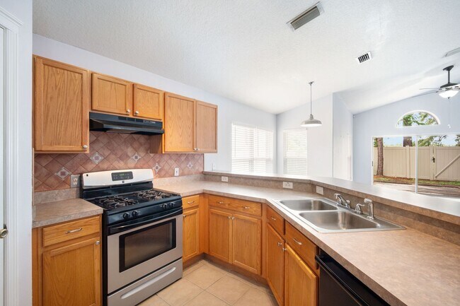 Building Photo - Family-Friendly 3BR Home with Yard, Office...