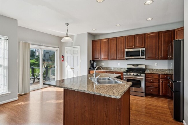 Building Photo - 3B/2.5B End Unit Townhome in Penns Manor A...