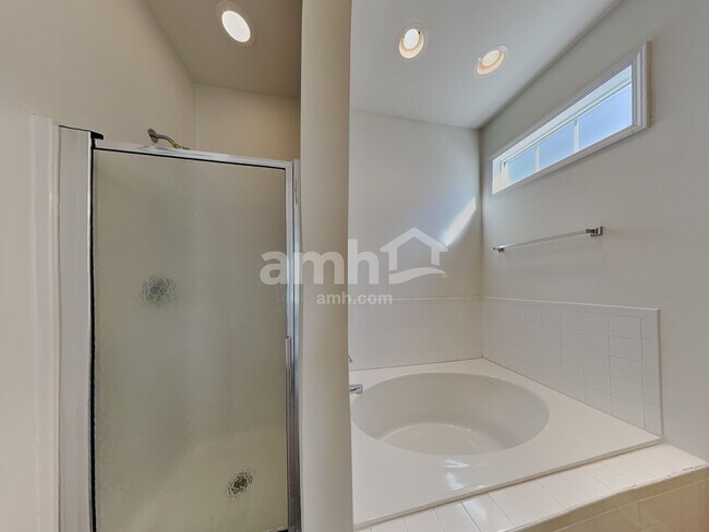 Building Photo - 1312 Ujamaa Dr