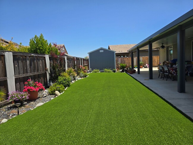 Building Photo - Beautiful Single Story 4 bed, 2 bath with ...