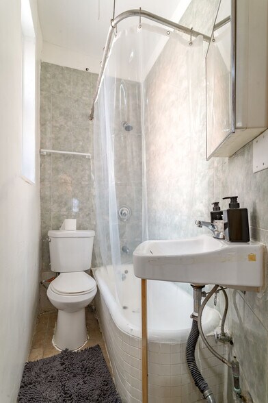 Building Photo - 538 9th Ave