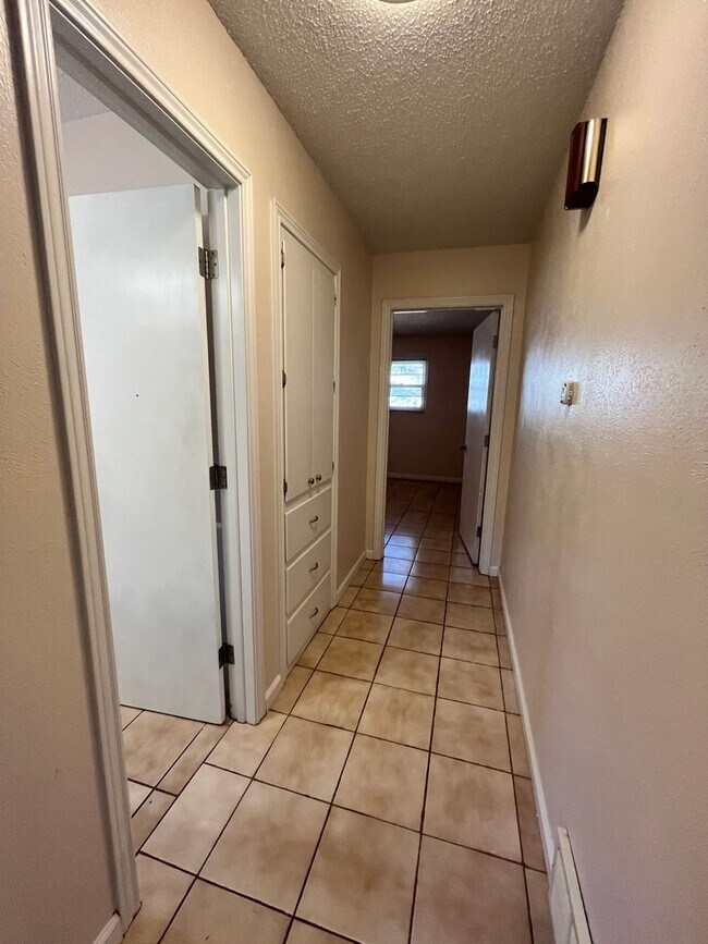 Building Photo - 6305 Raleigh Avenue - Spacious home in exc...