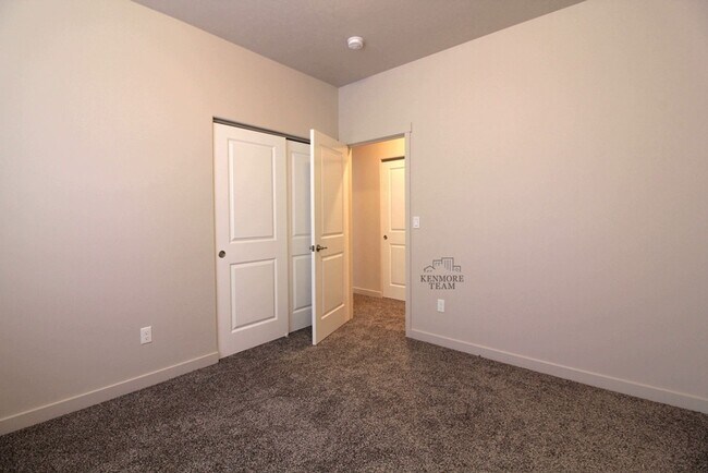 Building Photo - 3 Bedroom, 2.5 Bath Townhome in Central Kennewick