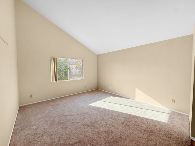 Building Photo - Beautiful 4BR/2.5BA Home Featuring a Large...