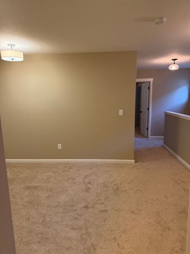 Building Photo - Beautiful 3 Bedroom House with High Ceilin...