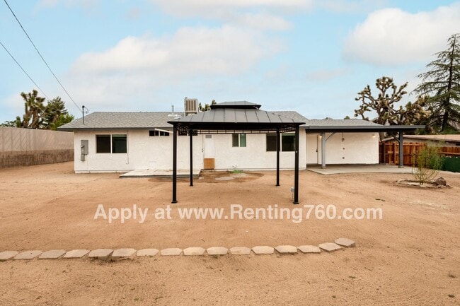 Building Photo - Updated 3 Bed 2 Bath Home Centrally Located!!