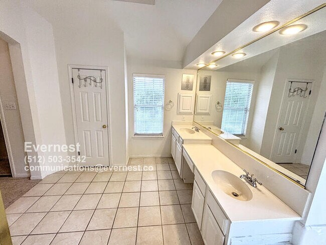 Building Photo - Spacious 5-Bedroom Retreat with Modern Com...