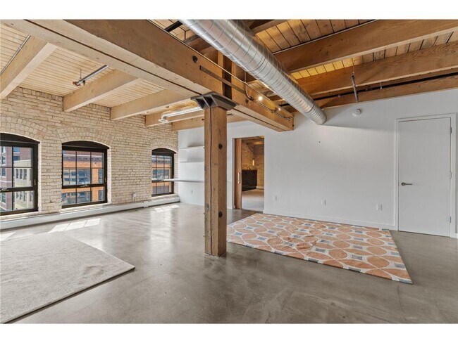 Building Photo - 404 N Washington Ave