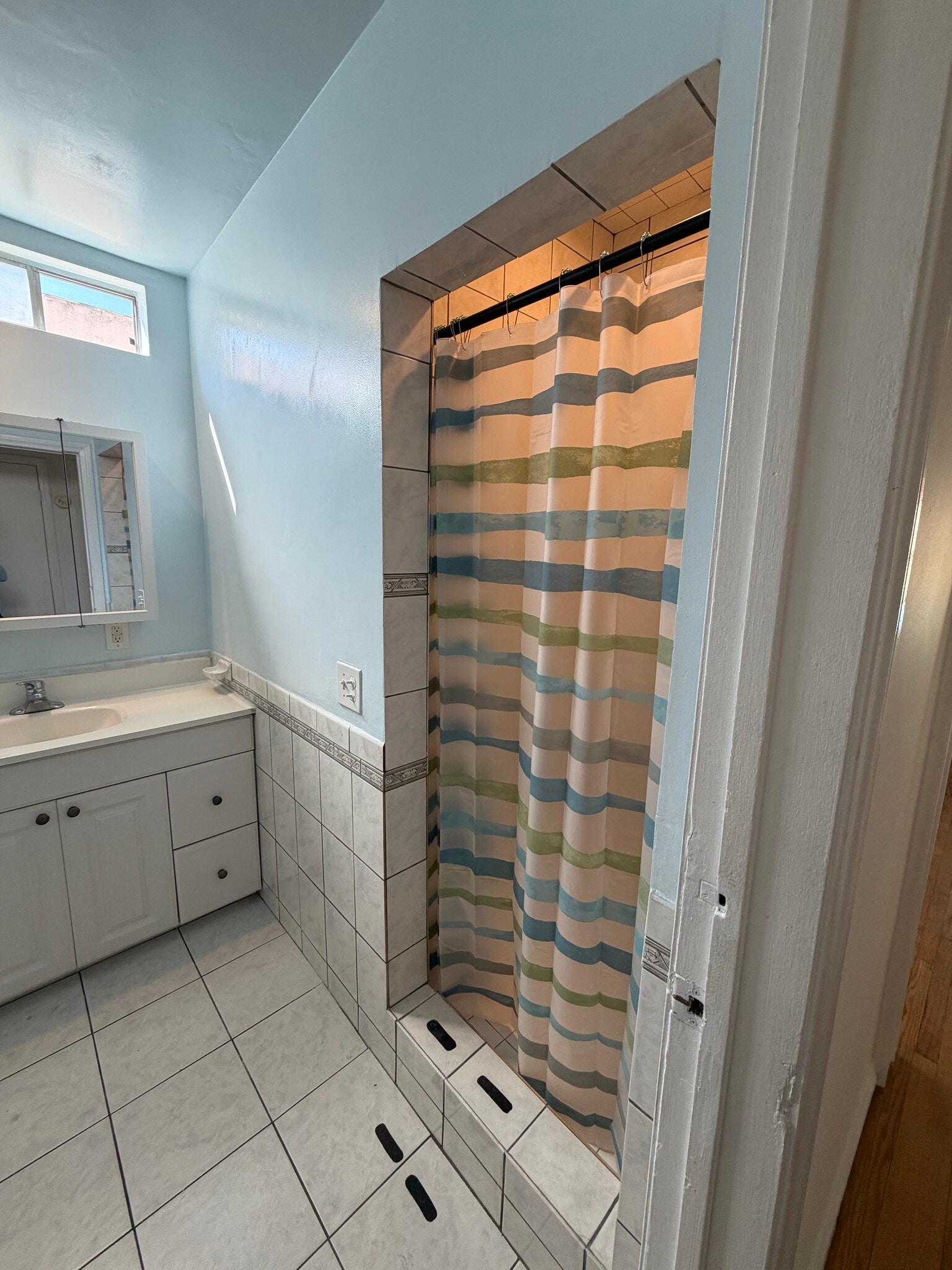 Building Photo - 11021 S Hoover St