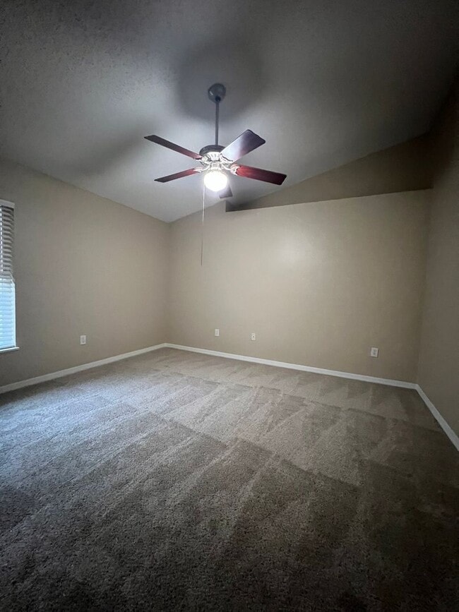 Building Photo - Beautiful 4/2 with 2 Car Garage in the Wek...