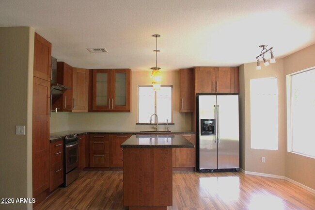 Building Photo - 1221 W Chicago St