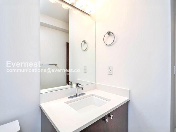 Building Photo - 2618 Eastlake Ave E