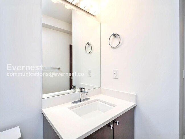 Building Photo - 2618 Eastlake Ave E