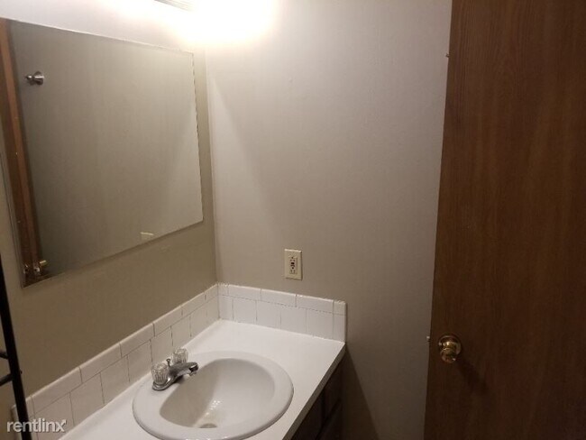 Building Photo - 2 br, 1.5 bath Townhome - 323 N. Madison