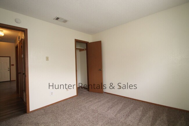 Building Photo - Willowsprings Two Bedroom Cutie!