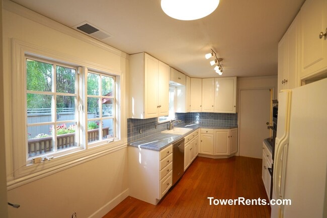 Building Photo - Santa Rosa: 3 bedroom, 2 1/2 bath Home wit...