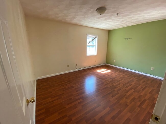 Building Photo - Spacious Newly Constructed  4 Bed 2 Bath T...