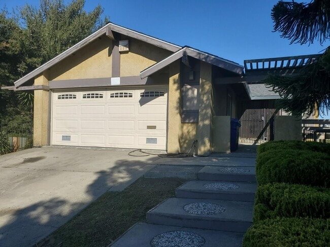 Building Photo - Nice 3 bedroom 2 bathroom Home