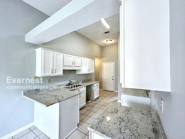 Building Photo - Spacious 3 Bed, 2 Bath / Pet-Friendly / Coming Soon!
