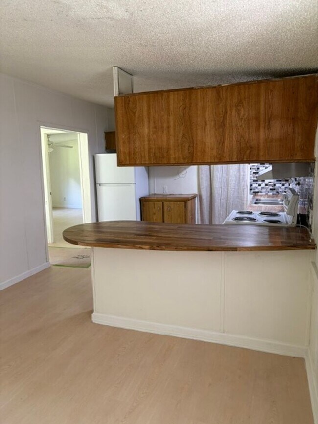 Building Photo - 3 Bedroom Home Available Now!