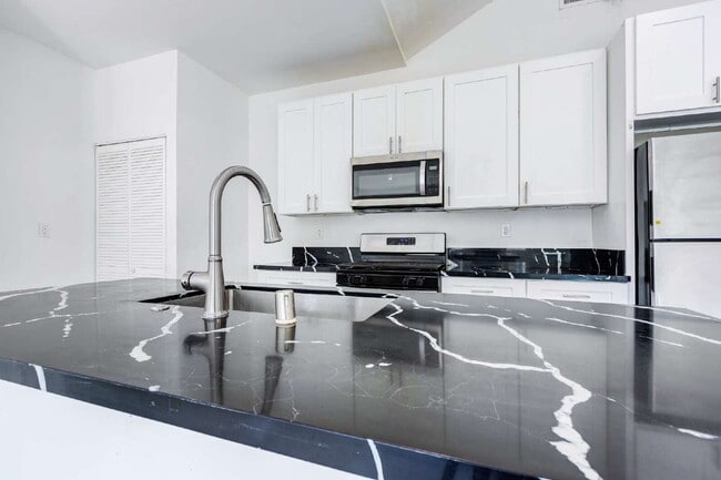 Building Photo - Private Yard Living with Modern Comfort in Costa Mesa