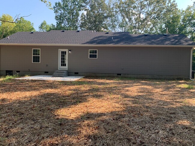Building Photo - Charming 3 Bedroom Home in Private Setting in Tullahoma...