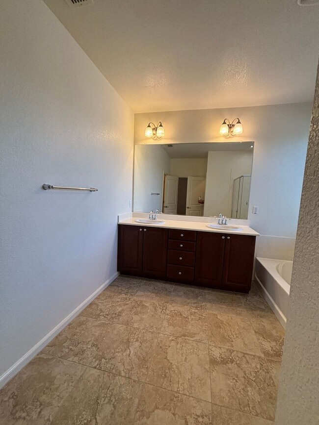 Building Photo - West Roseville Solar! 3 Bedroom, Plus den/...