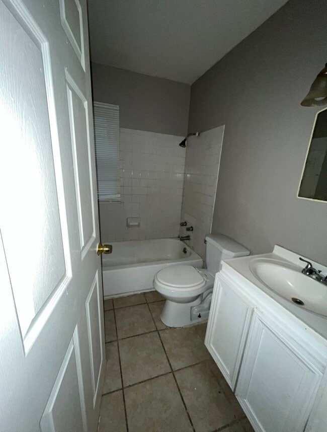 Building Photo - Renovated house in quite Neighborhood