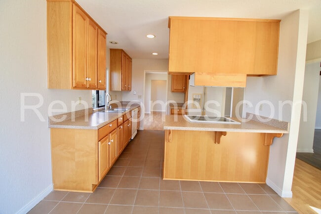 Building Photo - 2822 Mesa Dr