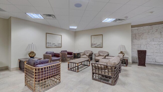 Building Photo - 2555 Collins Ave