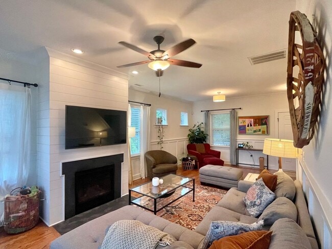 Building Photo - Beautiful Craftsman home near Duke!