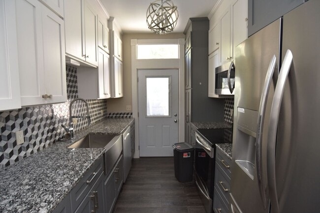 Building Photo - Historic Townhome !!