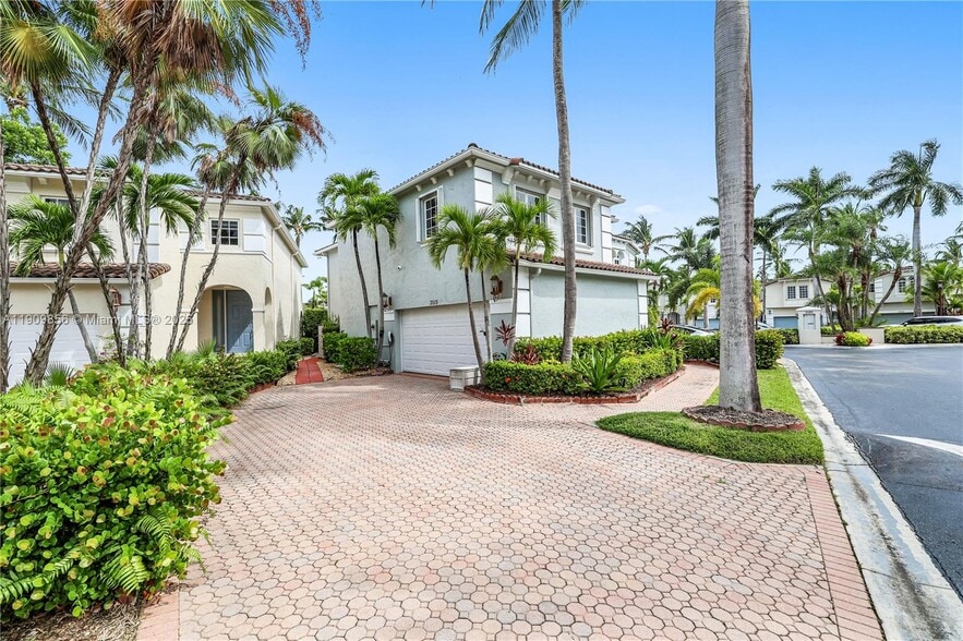 Building Photo - 3015 NE 208th St