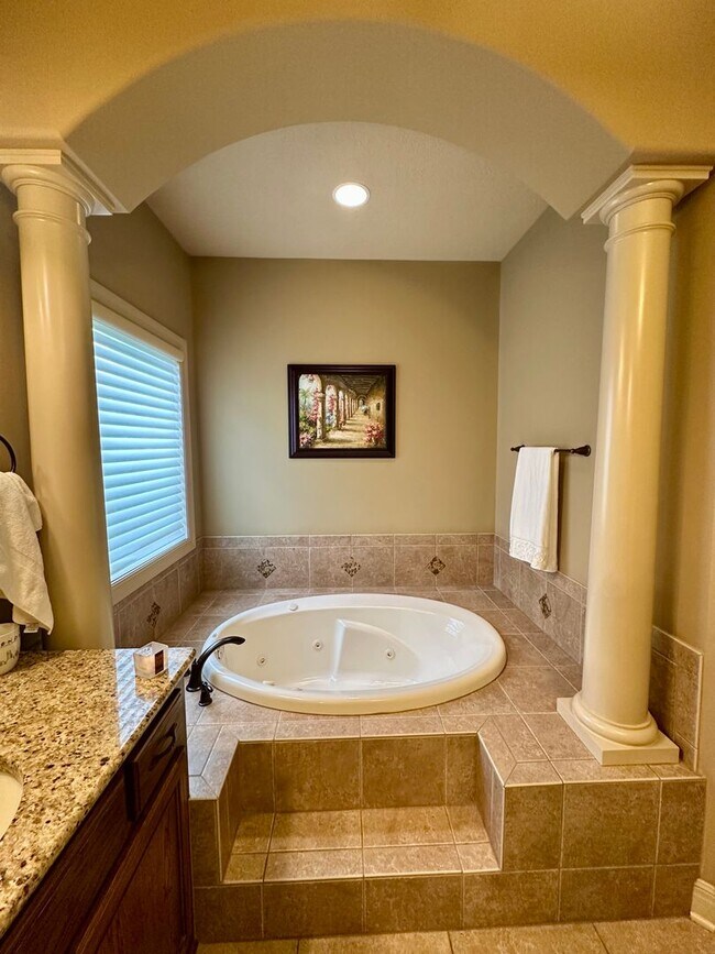 Building Photo - {9003} Wilshire Farms Reverse 1.5 Story Ho...