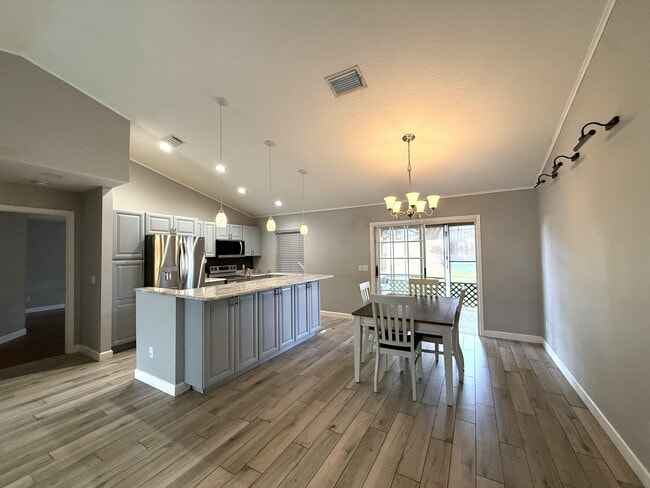 Building Photo - 1835 17th Ave SW